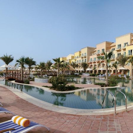 Moevenpick Hotel & Resort Al Bida'A Salmiya Buitenkant foto The swimming pool at the resort