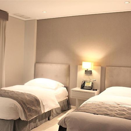 Moevenpick Hotel & Resort Al Bida'A Salmiya Buitenkant foto A room at the hotel