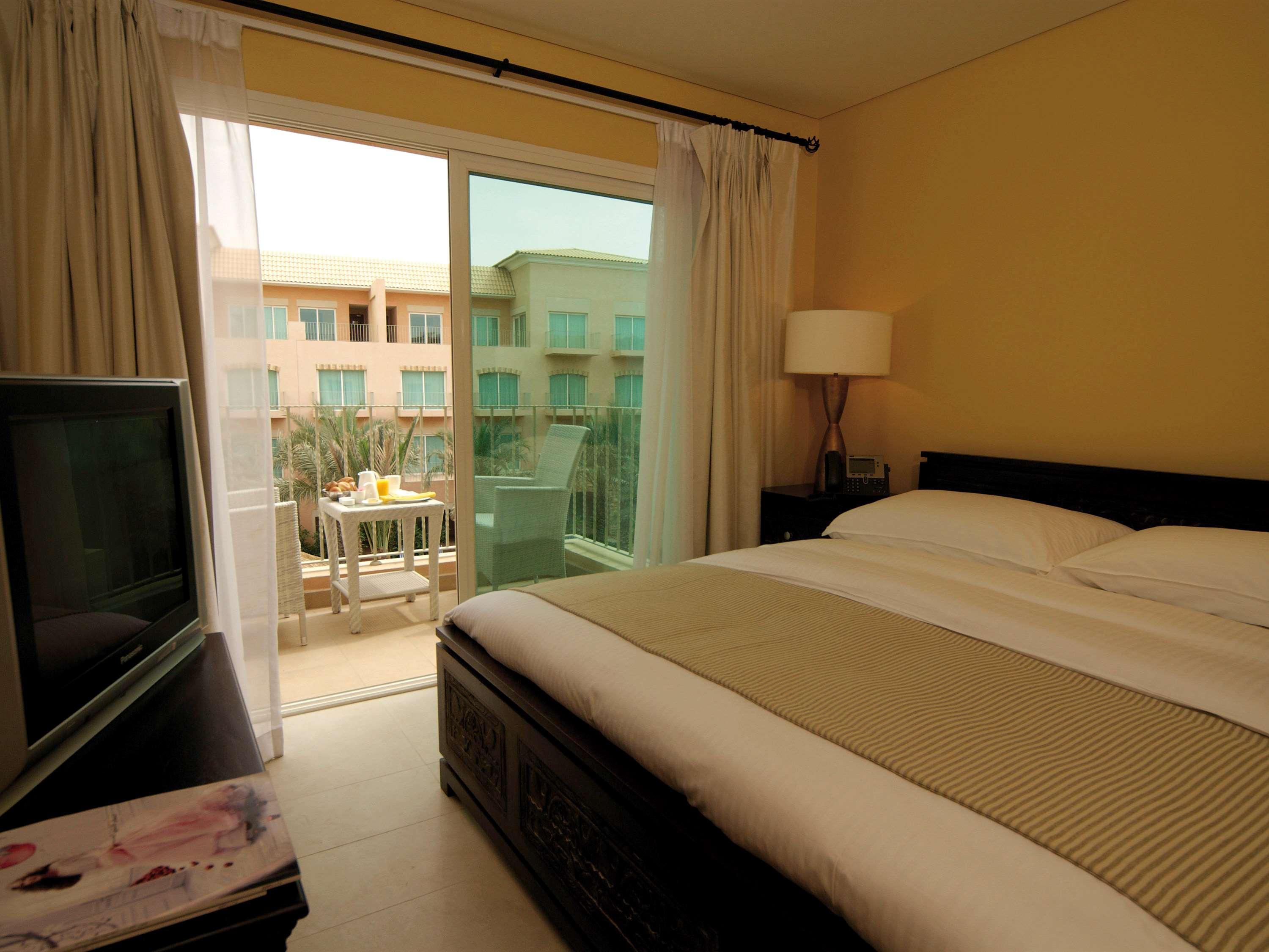 Moevenpick Hotel & Resort Al Bida'A Salmiya Buitenkant foto A bedroom at the hotel