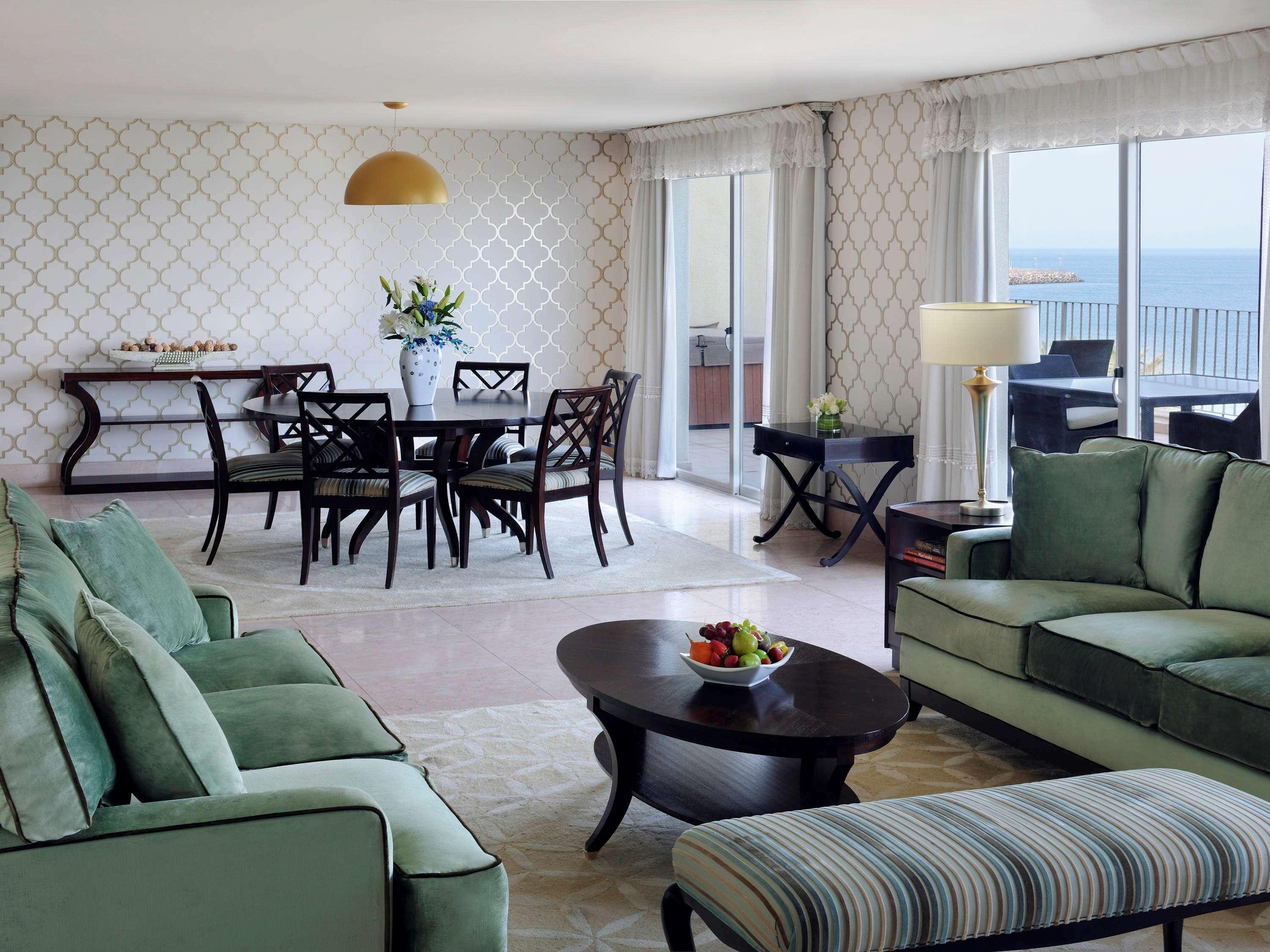 Moevenpick Hotel & Resort Al Bida'A Salmiya Buitenkant foto A suite at the Hilton Tel Aviv