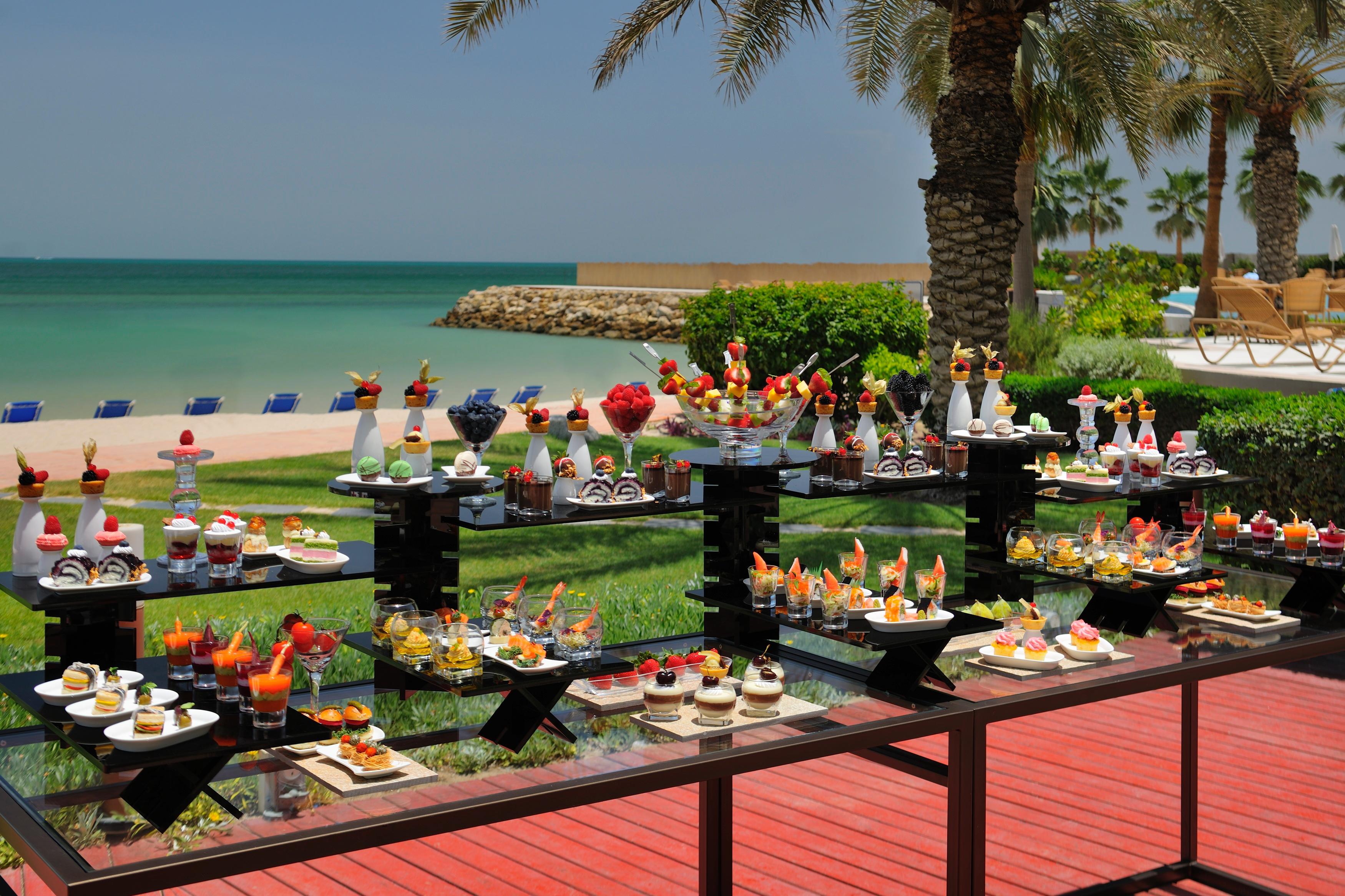 Moevenpick Hotel & Resort Al Bida'A Salmiya Buitenkant foto Beach at the hotel