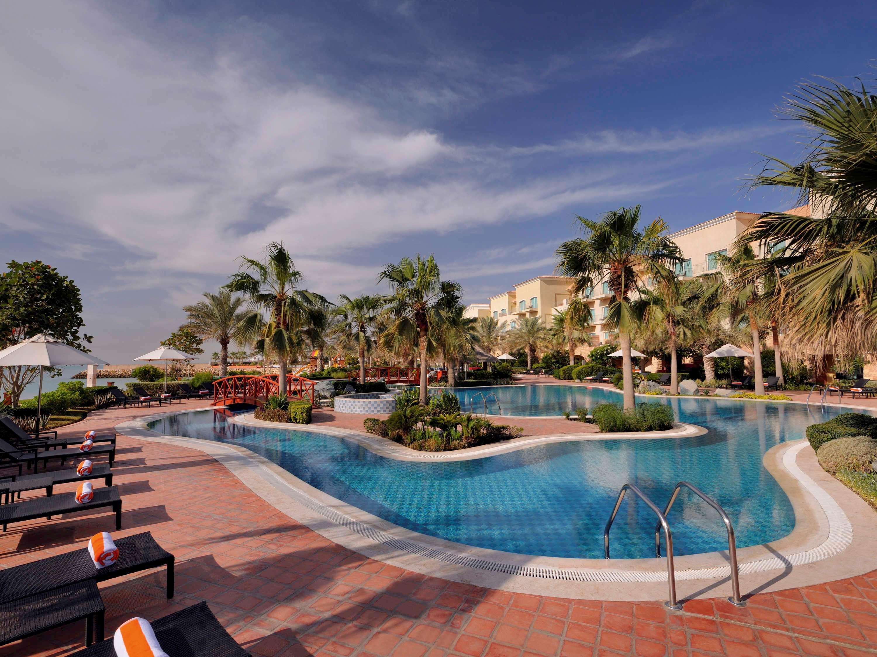 Moevenpick Hotel & Resort Al Bida'A Salmiya Buitenkant foto The swimming pool at Jumeirah Creekside