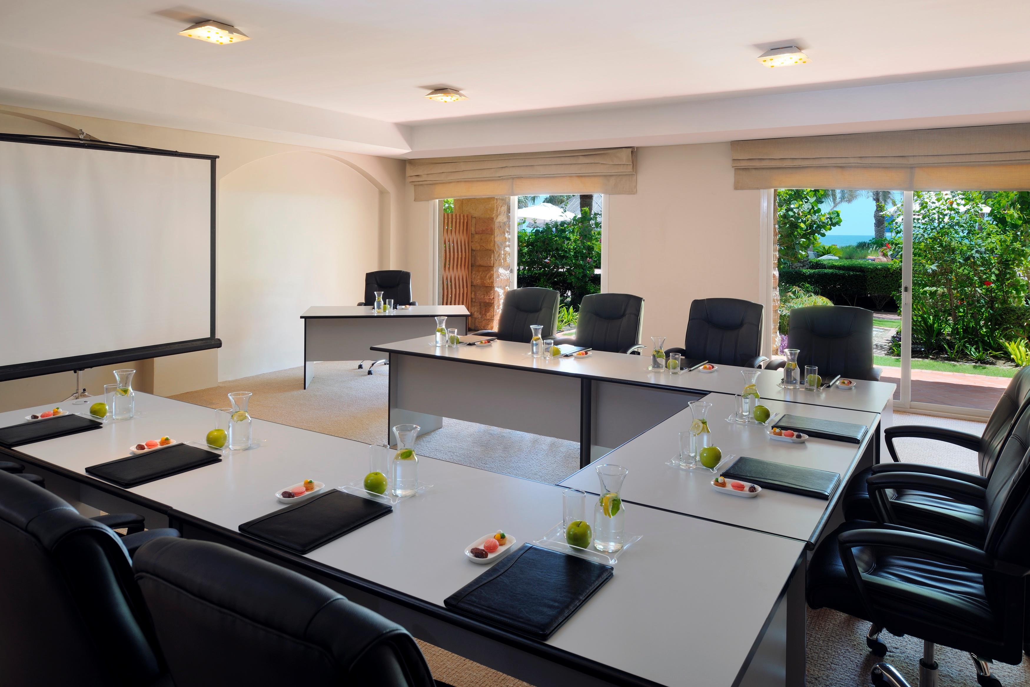 Moevenpick Hotel & Resort Al Bida'A Salmiya Buitenkant foto Meeting room at the hotel