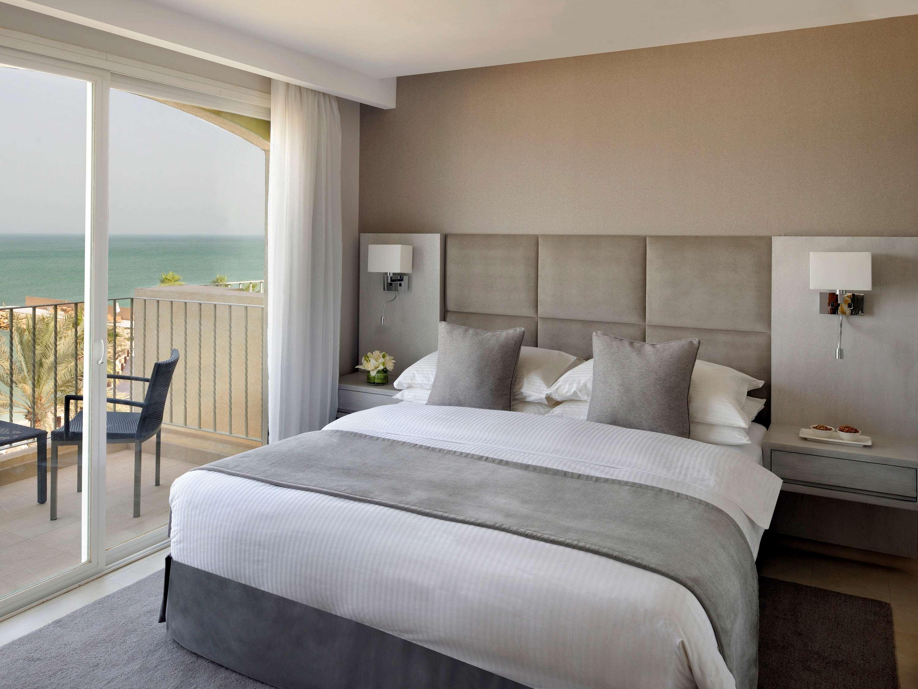 Moevenpick Hotel & Resort Al Bida'A Salmiya Buitenkant foto A bedroom at the Hilton Tel Aviv
