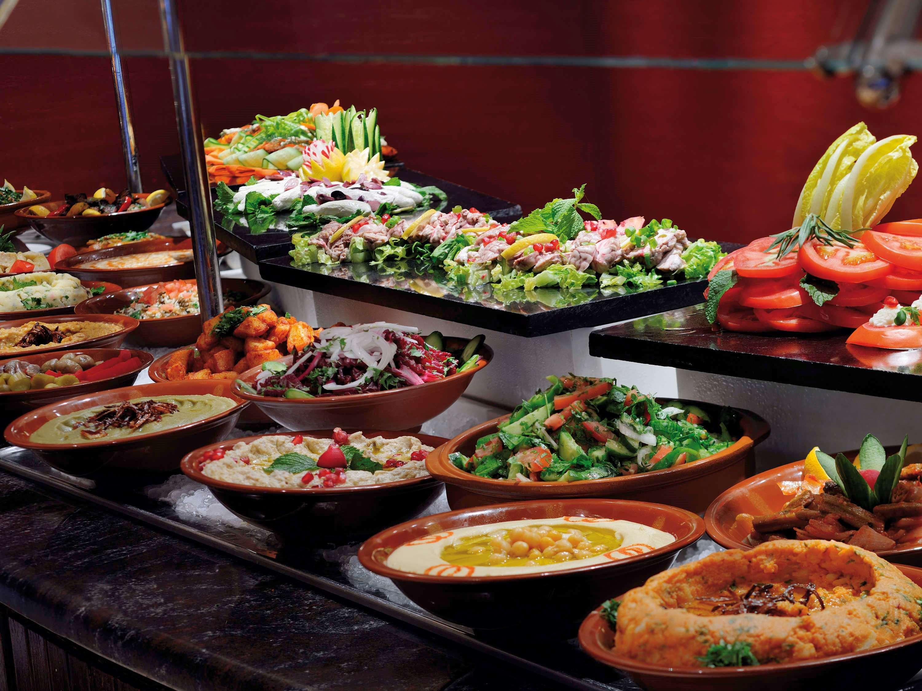 Moevenpick Hotel & Resort Al Bida'A Salmiya Buitenkant foto A selection of Middle Eastern cuisine