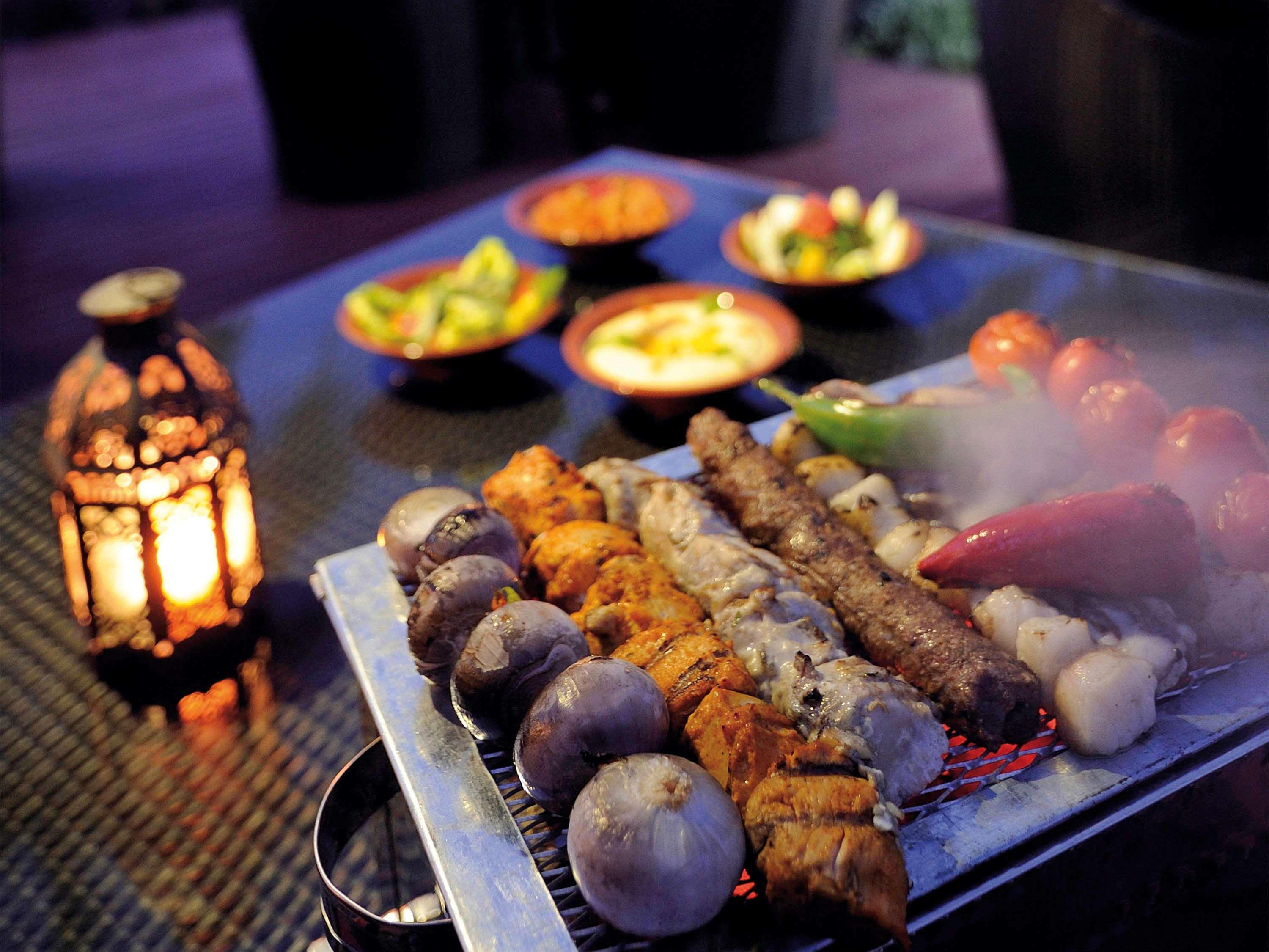 Moevenpick Hotel & Resort Al Bida'A Salmiya Buitenkant foto A selection of kebabs