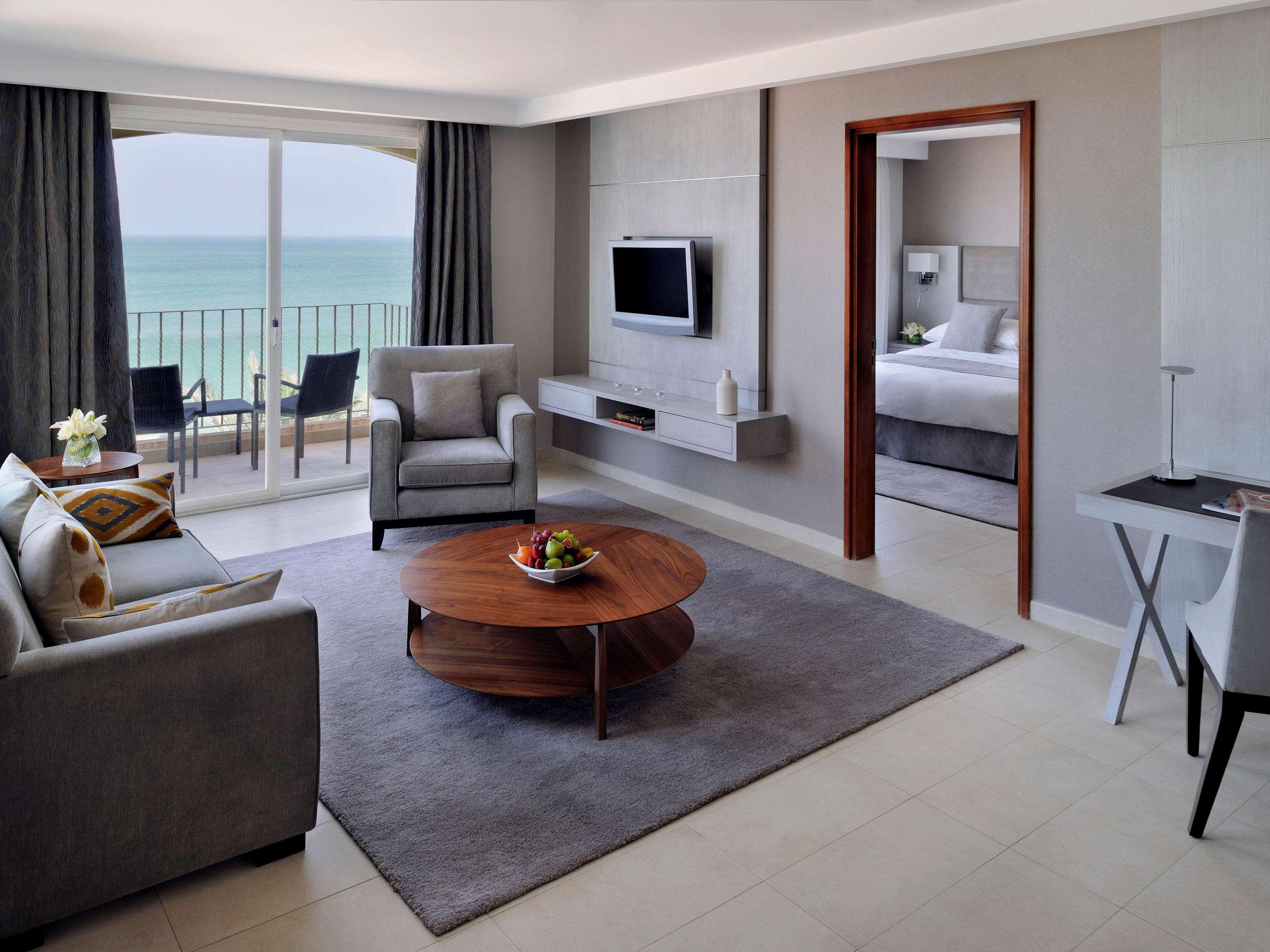 Moevenpick Hotel & Resort Al Bida'A Salmiya Buitenkant foto A suite at the Jumeirah Beach Hotel