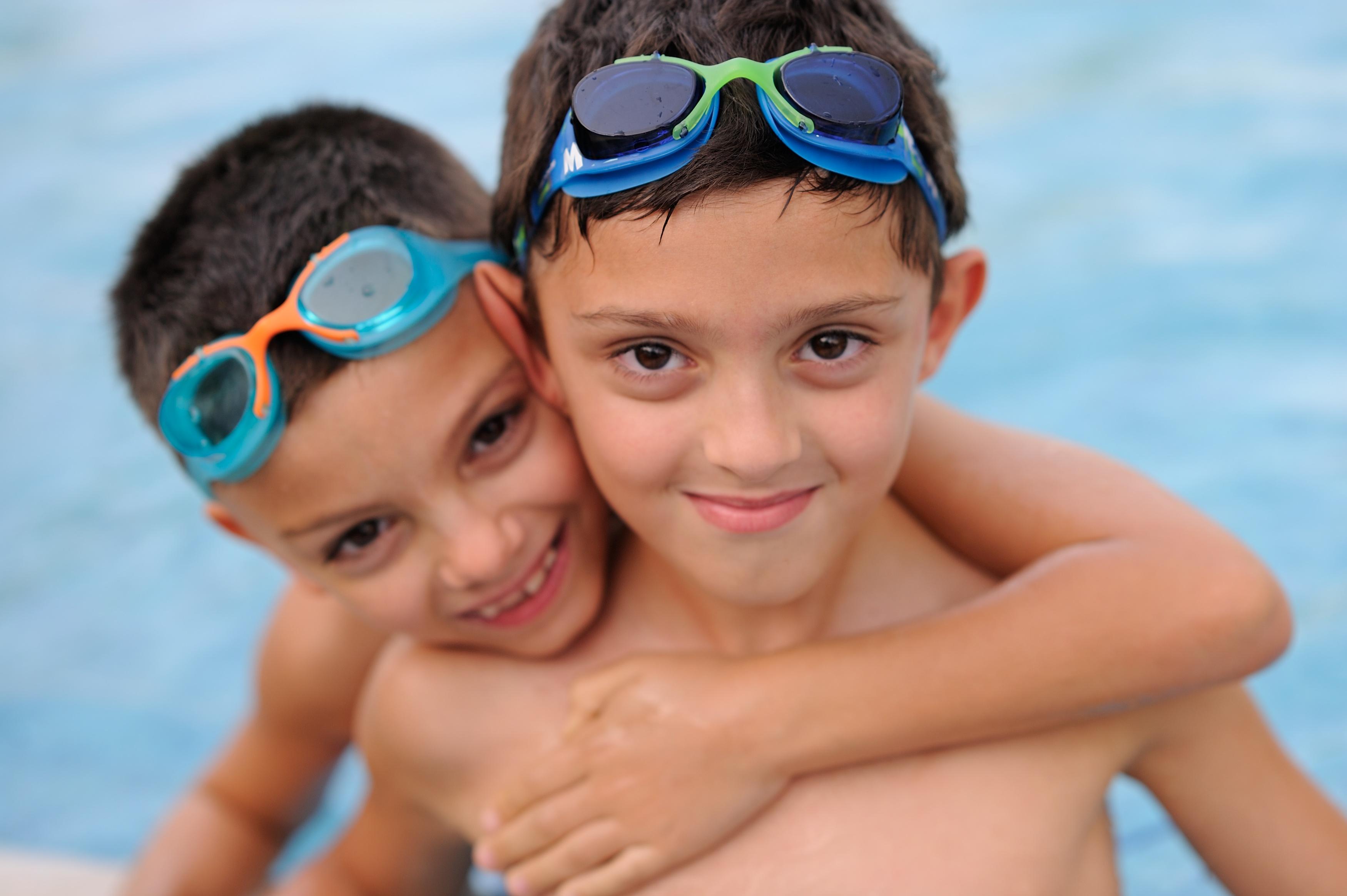 Moevenpick Hotel & Resort Al Bida'A Salmiya Buitenkant foto Two boys wearing swim goggles