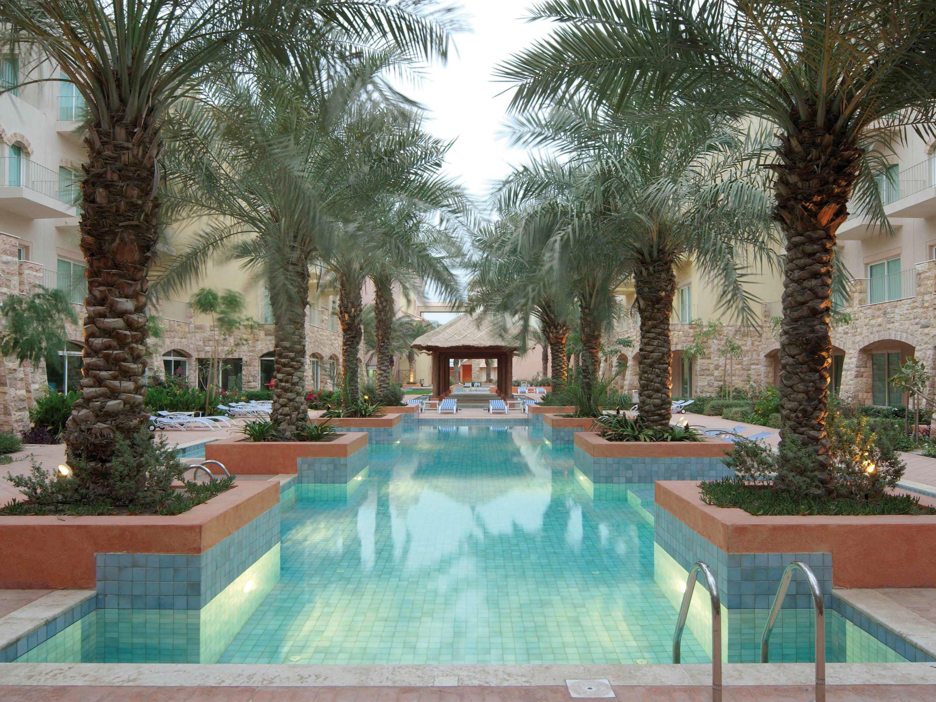 Moevenpick Hotel & Resort Al Bida'A Salmiya Buitenkant foto The pool at the Ritz-Carlton, Dubai