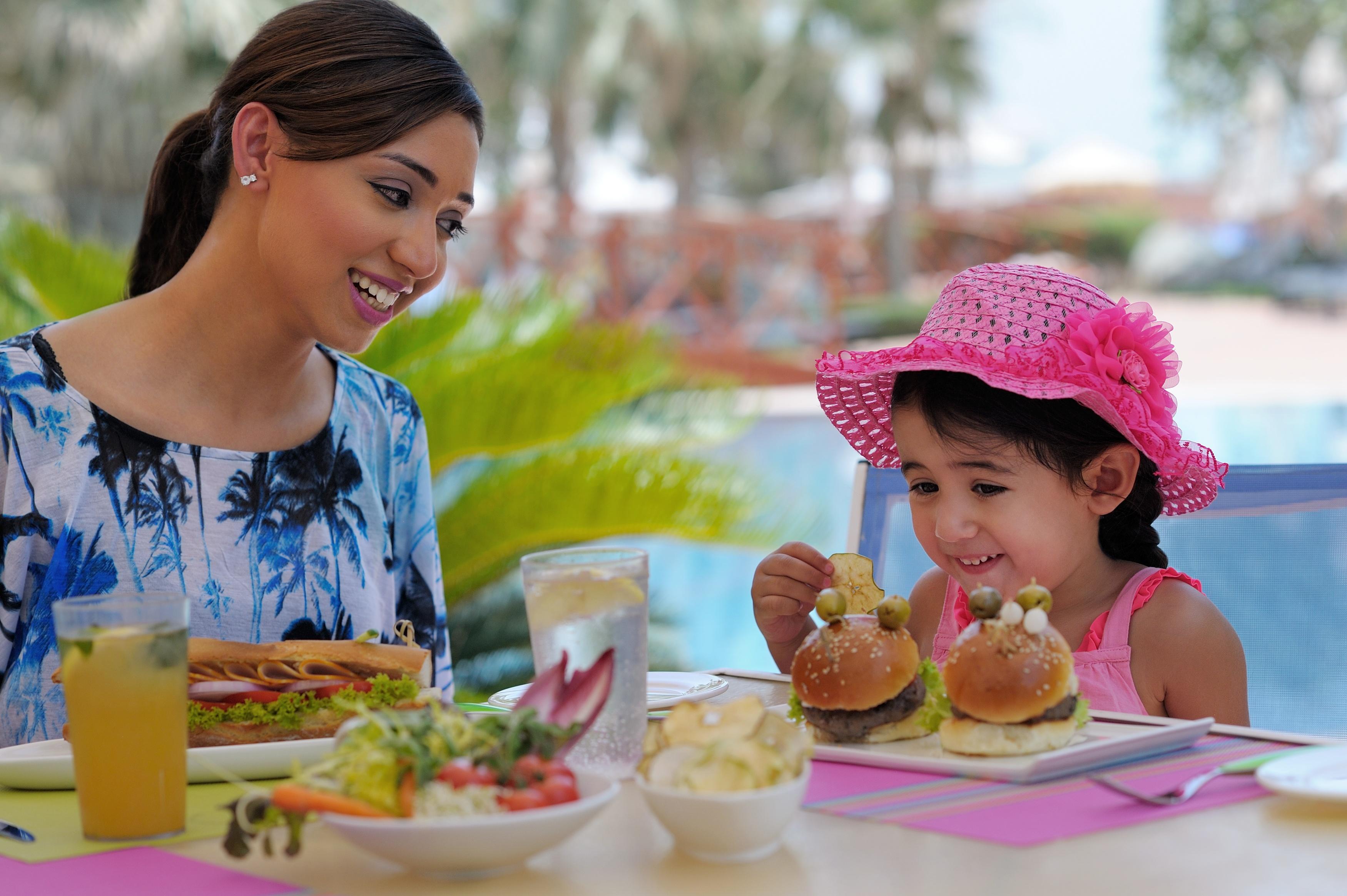 Moevenpick Hotel & Resort Al Bida'A Salmiya Buitenkant foto A mother and daughter eating lunch