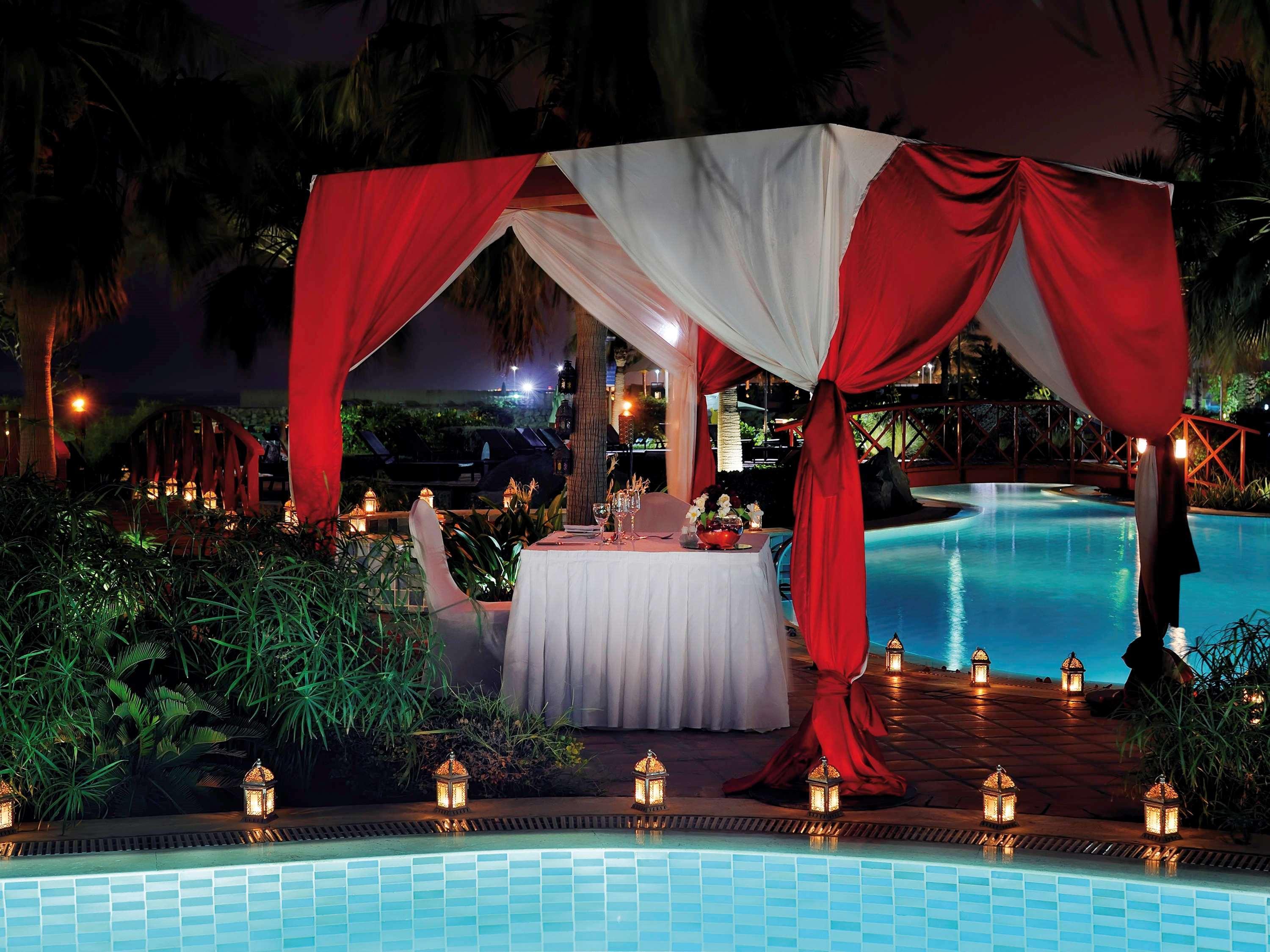 Moevenpick Hotel & Resort Al Bida'A Salmiya Buitenkant foto A poolside dinner at the Taj Bengal