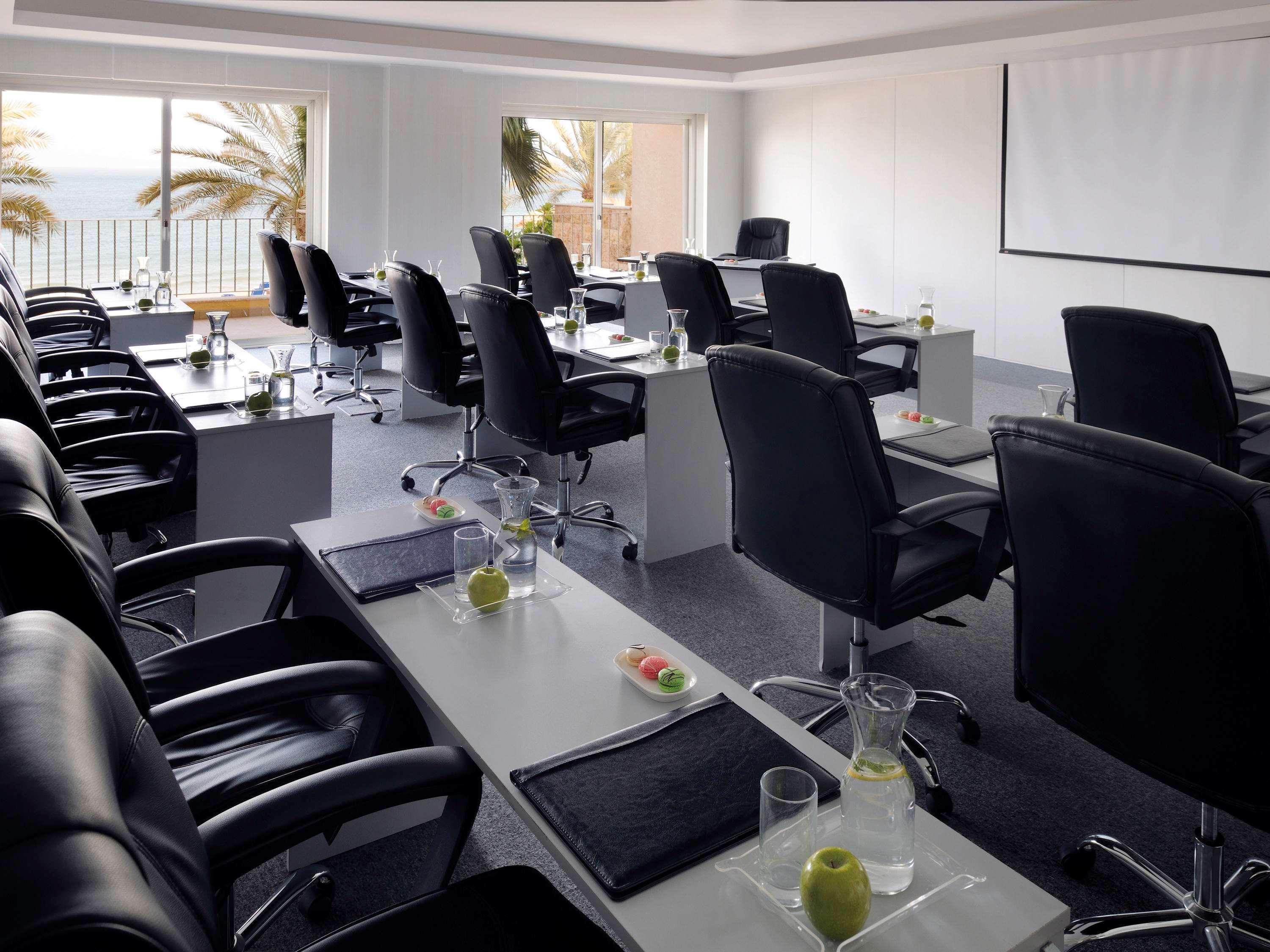 Moevenpick Hotel & Resort Al Bida'A Salmiya Buitenkant foto Meeting room