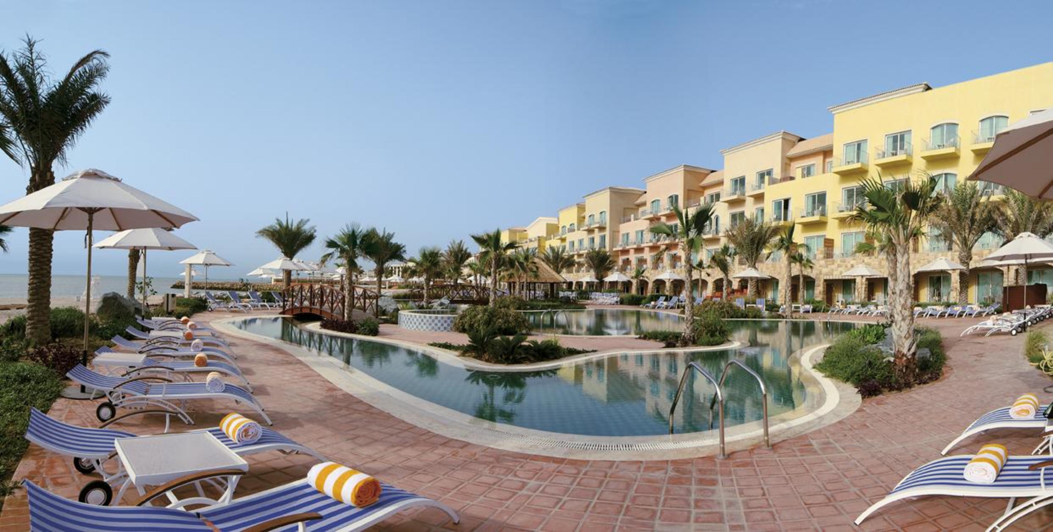 Moevenpick Hotel & Resort Al Bida'A Salmiya Buitenkant foto The swimming pool at the resort