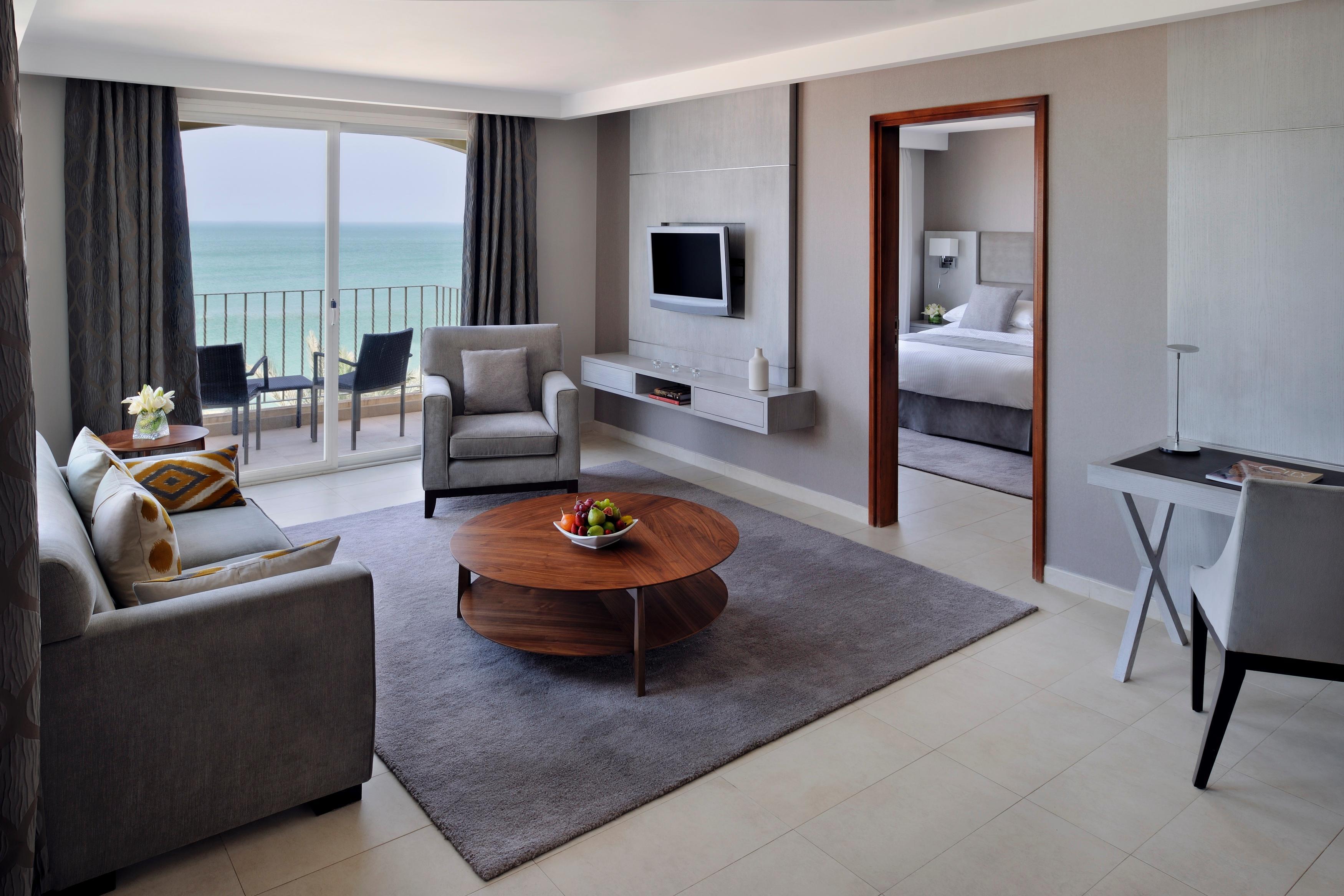 Moevenpick Hotel & Resort Al Bida'A Salmiya Buitenkant foto A suite at the hotel