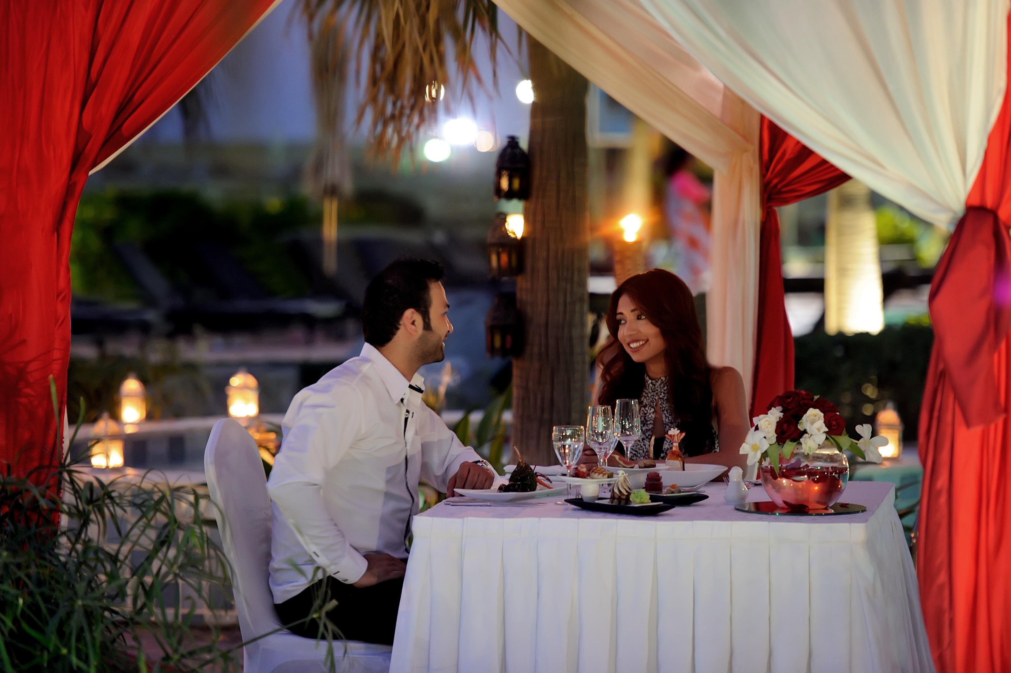 Moevenpick Hotel & Resort Al Bida'A Salmiya Buitenkant foto A couple dining at a restaurant