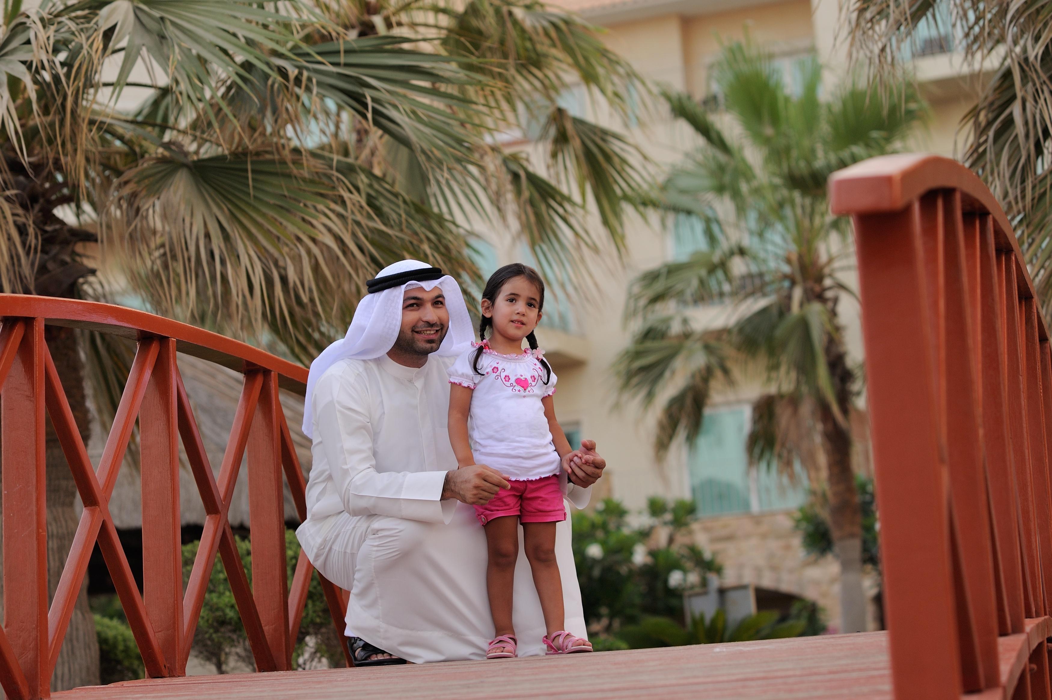Moevenpick Hotel & Resort Al Bida'A Salmiya Buitenkant foto A father and daughter in Al-Shaqra, Saudi Arabia