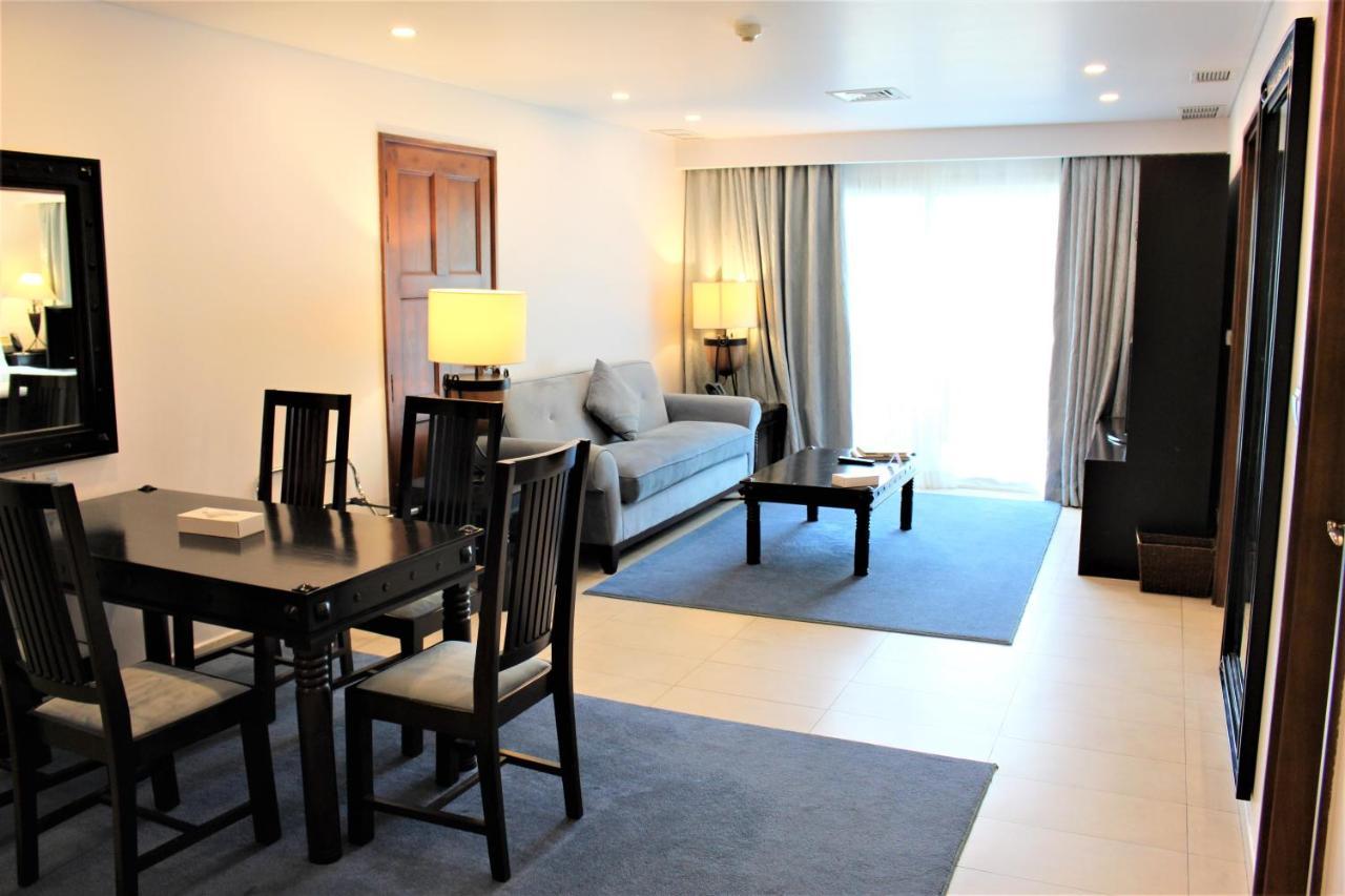 Moevenpick Hotel & Resort Al Bida'A Salmiya Buitenkant foto A living room in a suite at the hotel