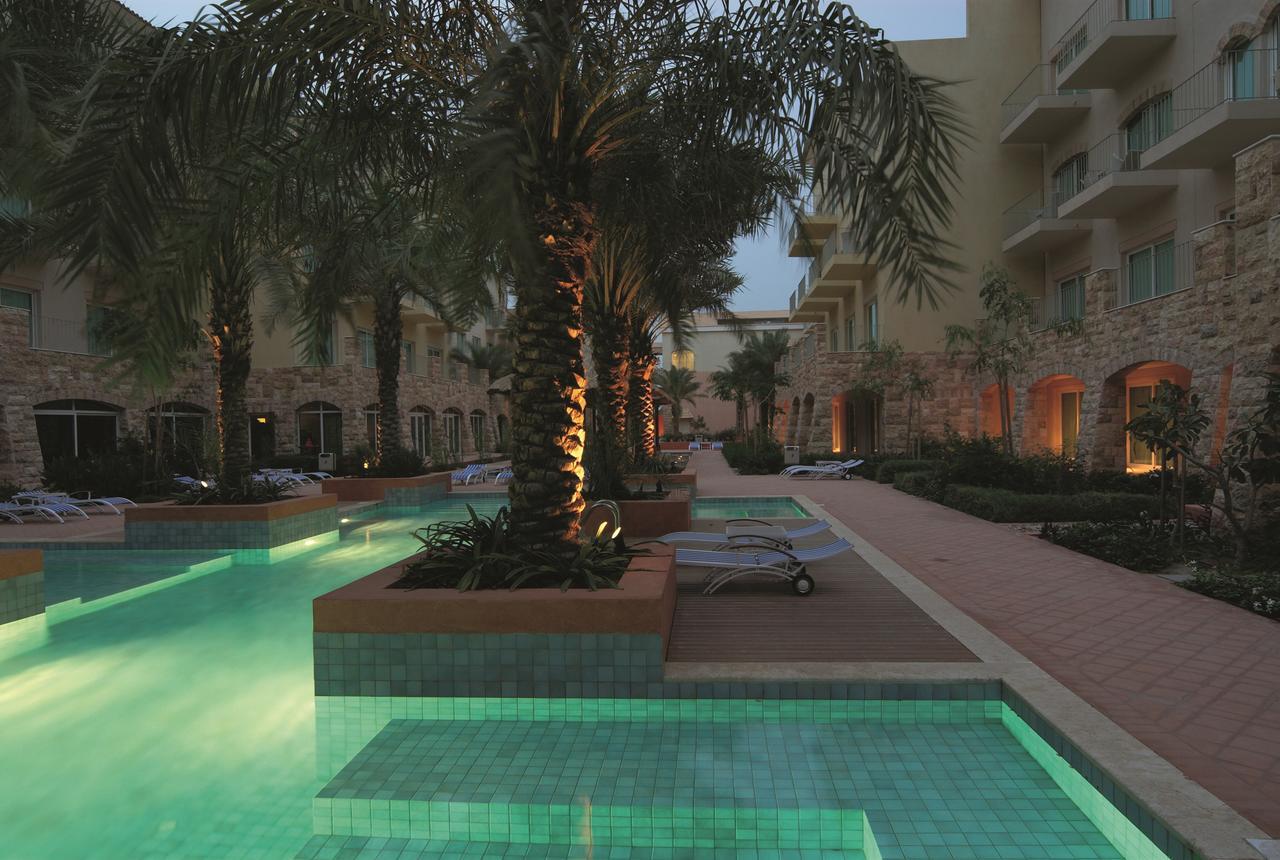 Moevenpick Hotel & Resort Al Bida'A Salmiya Kamer foto The pool at the hotel