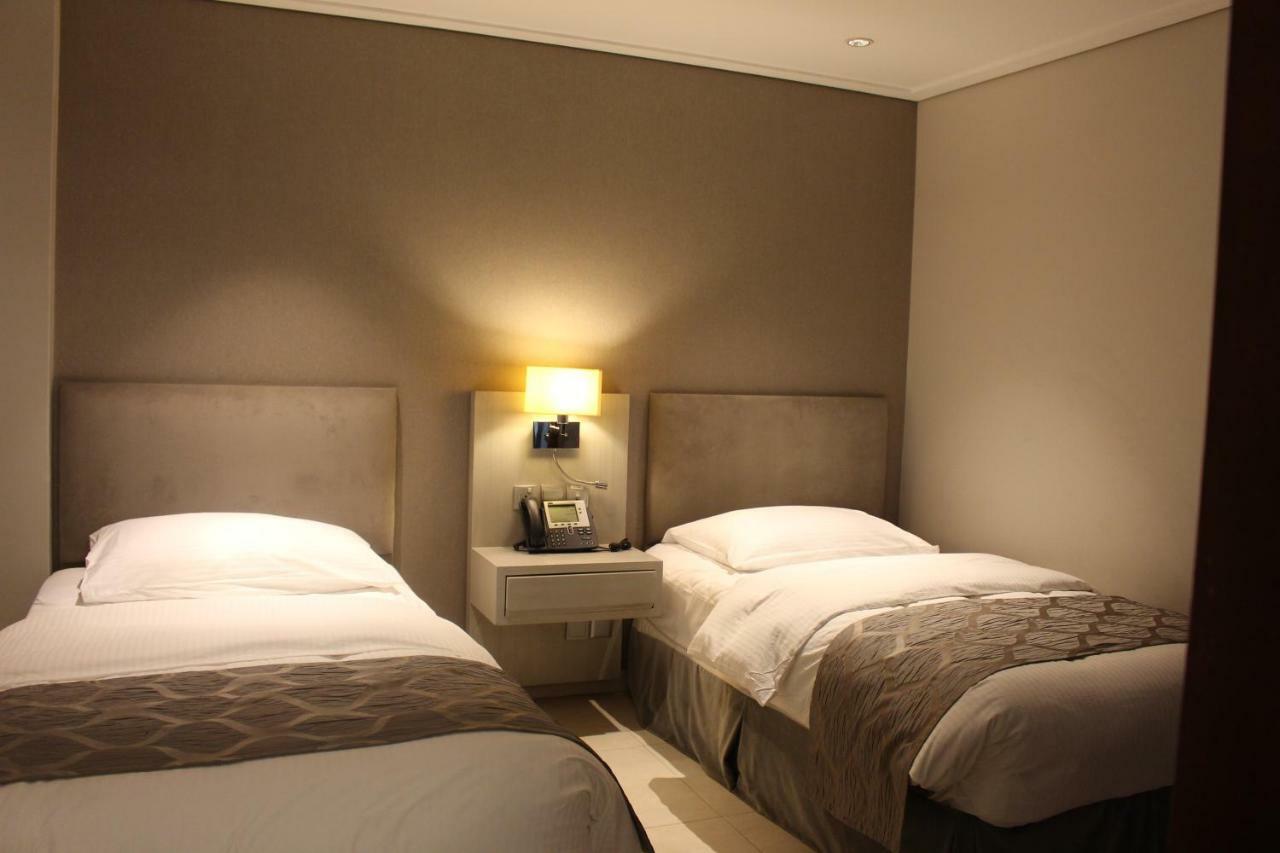 Moevenpick Hotel & Resort Al Bida'A Salmiya Buitenkant foto A room at the hotel