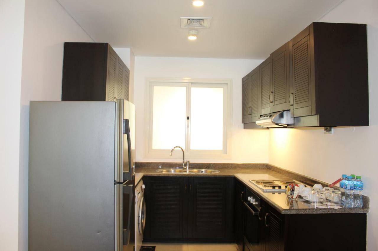 Moevenpick Hotel & Resort Al Bida'A Salmiya Buitenkant foto A typical kitchen in a residential apartment