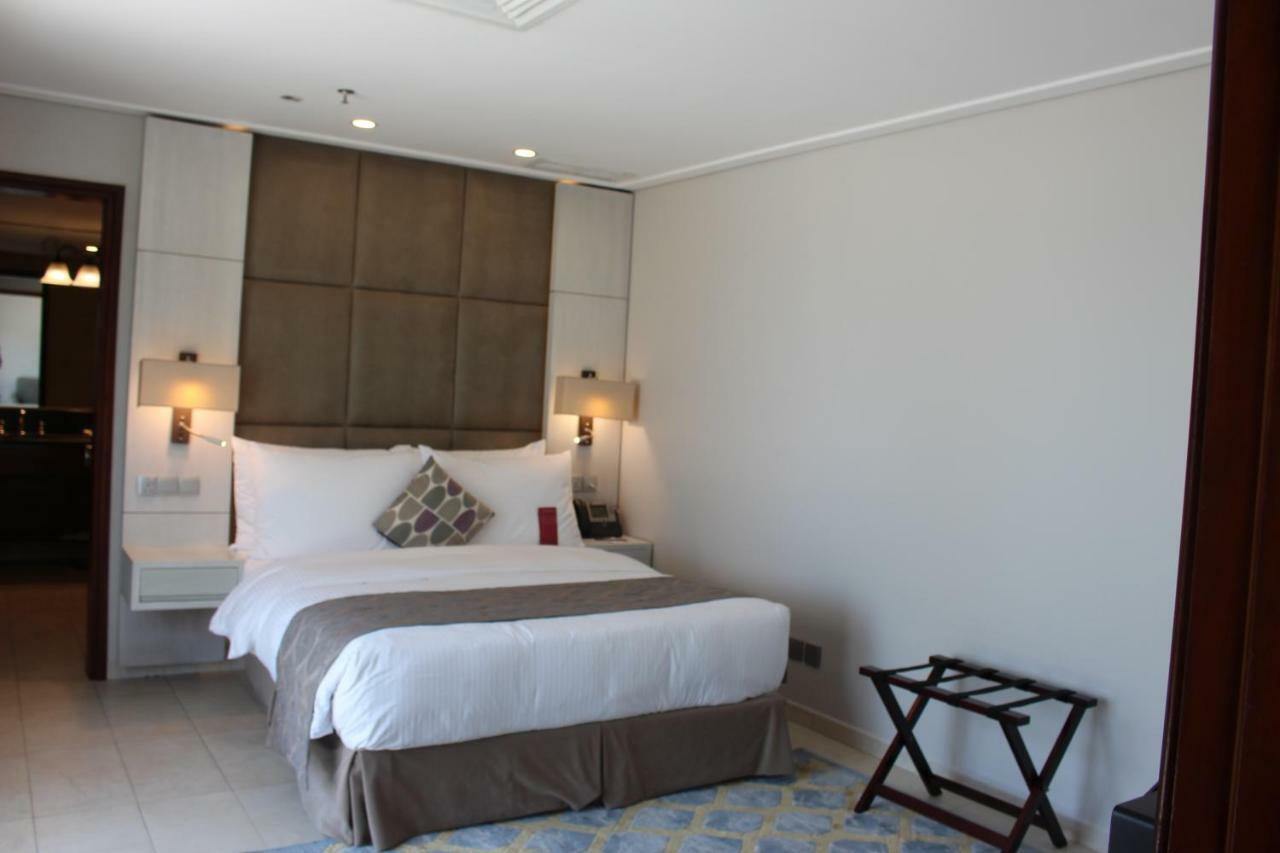 Moevenpick Hotel & Resort Al Bida'A Salmiya Buitenkant foto A bedroom at the hotel