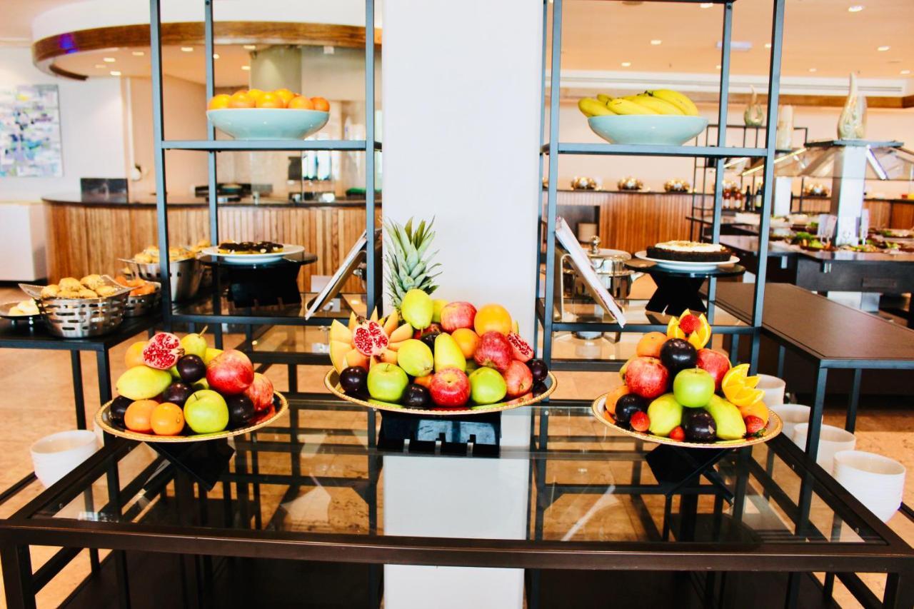 Moevenpick Hotel & Resort Al Bida'A Salmiya Buitenkant foto Fruit display at a buffet
