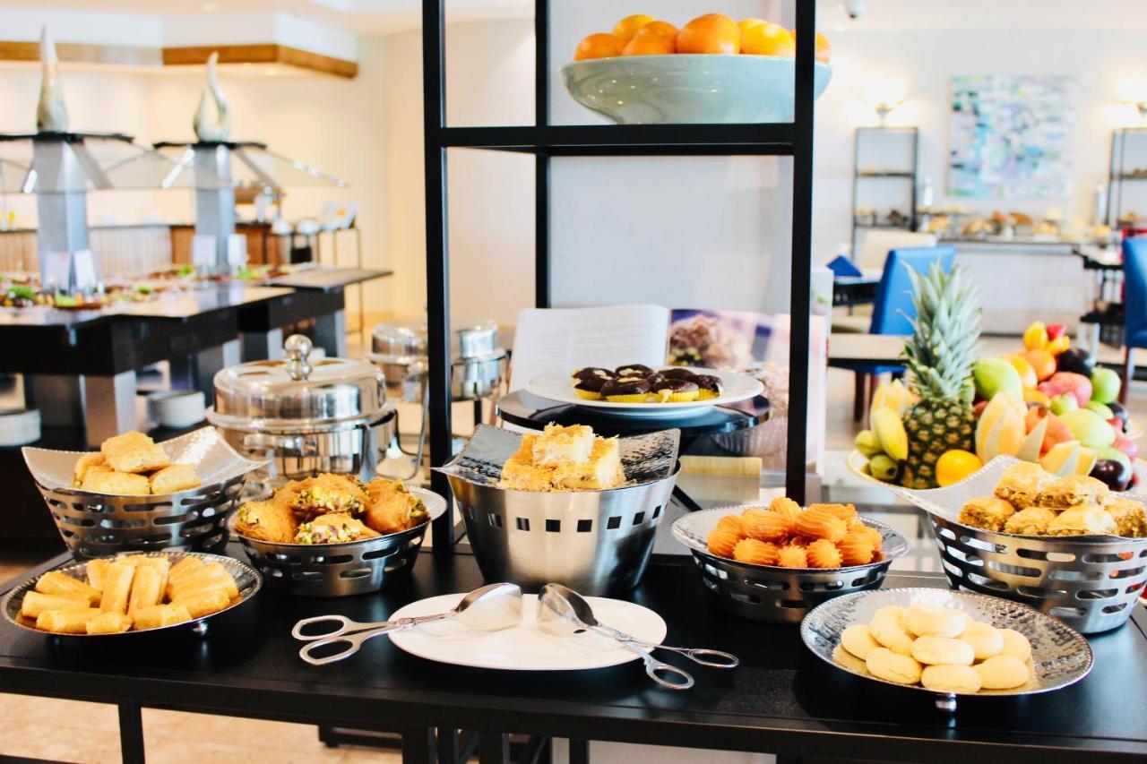 Moevenpick Hotel & Resort Al Bida'A Salmiya Buitenkant foto A buffet at a hotel